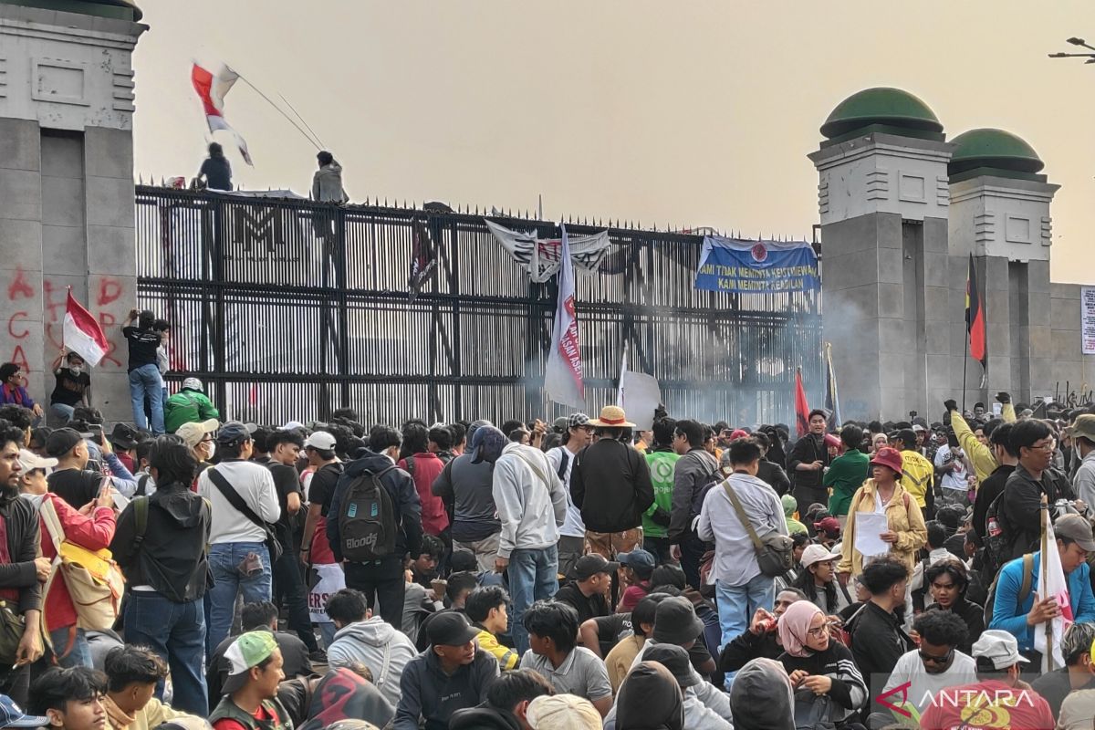 Massa mahasiswa dan masyarakat memadati area depan Gedung DPR/MPR RI di Jakarta pada Kamis sore, menyuarakan berbagai tuntutan kebijakan.