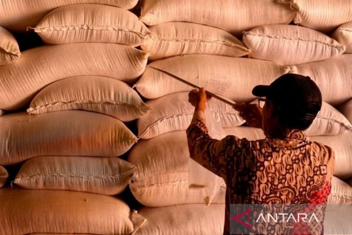 Perwakilan Pemerintah Provinsi Kalimantan Timur menyerahkan secara simbolis bantuan bahan pokok penting kepada warga terdampak kekeringan di Kabupaten Mahakam Ulu.