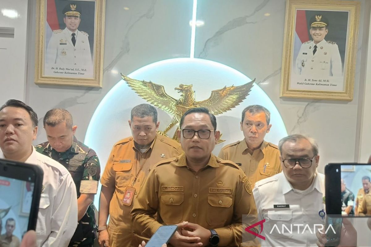 Petugas gabungan dari TNI, Polri, dan Manggala Agni melakukan patroli dan pemadaman titik api karhutla di salah satu wilayah rawan di Kalimantan Timur.