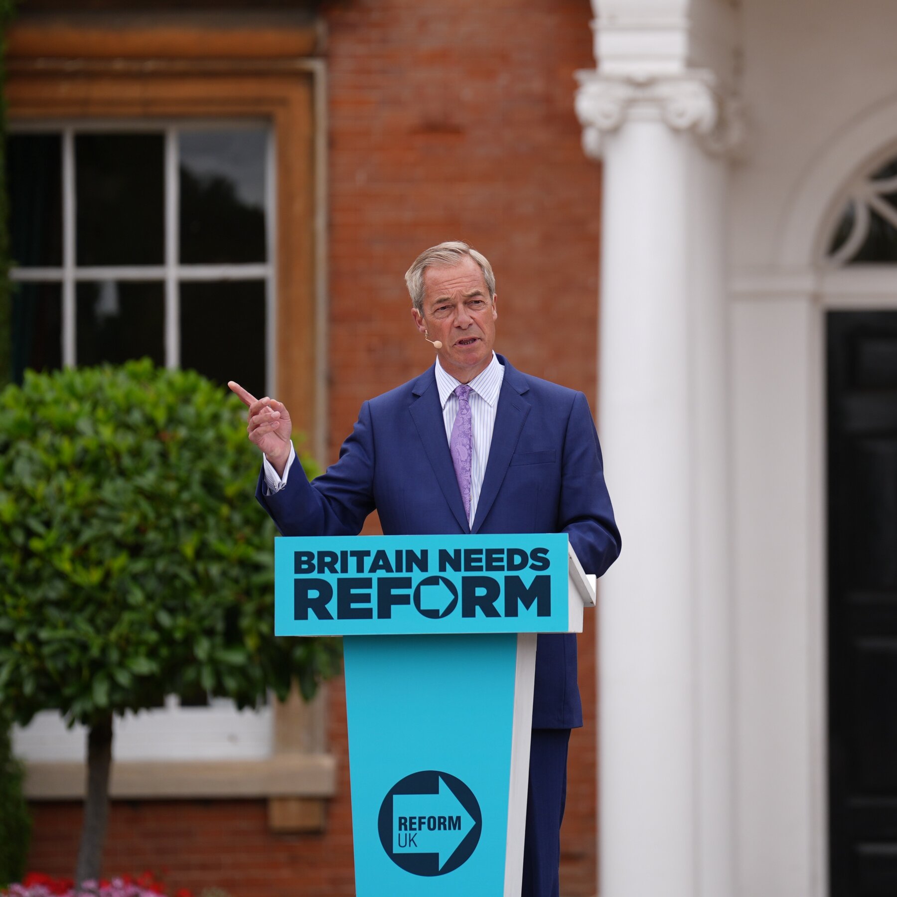 13int-uk-farage-wtk-01-vgkz-mediumSquareAt3X