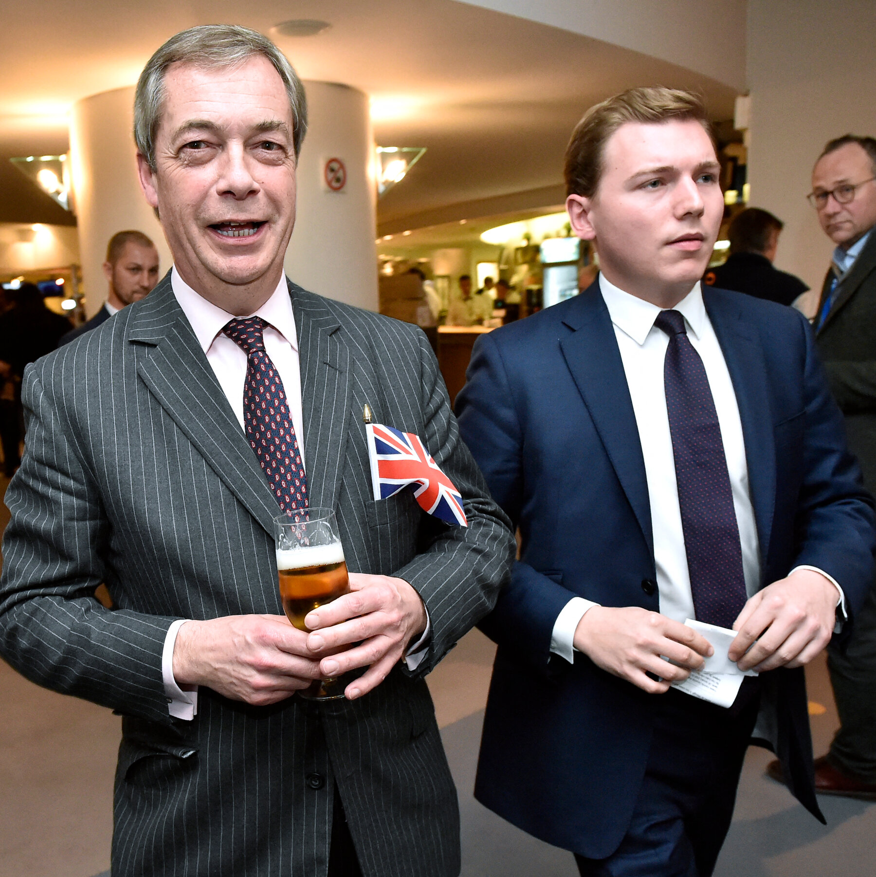 Nigel Farage, pemimpin Reform UK, berpose setelah kemenangannya di Clacton, namun bayangan kontroversi terkait George Cottrell, penipu terpidana, terus membuntuti integritas politiknya.