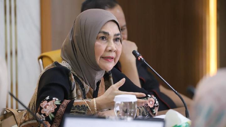 Anggota DPRD Kota Bandung saat mengikuti rapat pembahasan Raperda yang krusial untuk tata kelola anggaran daerah.