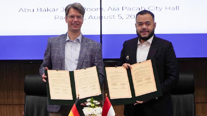 Wali Kota Hildesheim Ingo Meyer (kanan) dan Wali Kota Padang (kiri) saat menandatangani pembaruan perjanjian LoI dan MoU kerja sama Sister City, menegaskan komitmen untuk masa depan kemitraan yang lebih erat.