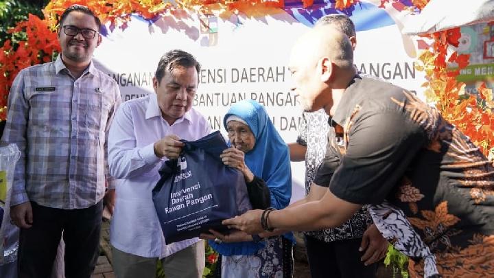 Warga rentan di Kota Bogor menerima bibit tanaman dan edukasi urban farming untuk memperkuat ketahanan pangan keluarga mereka.