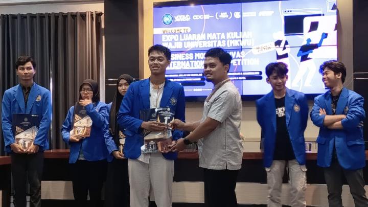 Aisyah Nurani, salah satu mutiara bangsa penerima beasiswa Baznas, menunjukkan medali dan piagam penghargaannya, bukti nyata dampak transformatif zakat pada pendidikan. (Ilustrasi)