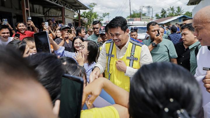 Gubernur Sumatera Utara Bobby Nasution (tengah) meninjau langsung proyek pembangunan infrastruktur jalan di Nias Utara, menegaskan komitmen pemerintah untuk meningkatkan konektivitas dan menggerakkan ekonomi lokal.