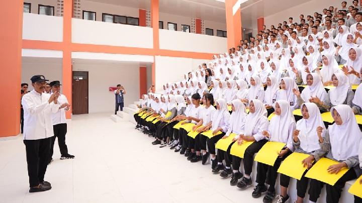 Ratusan siswa Sekolah Rakyat di Sulawesi Selatan antusias menampilkan aksi 'paper mob' berwarna merah dan kuning, menyambut kedatangan Menteri Sosial sebagai simbol harapan dan aspirasi komunitas pendidikan.