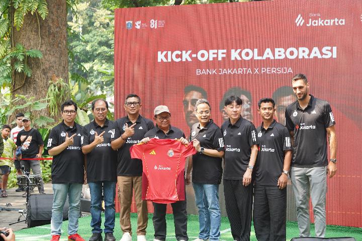 Perwakilan Bank Jakarta dan manajemen Persija Jakarta saat mengumumkan kolaborasi strategis yang menargetkan juara Liga 1 2026/2027.