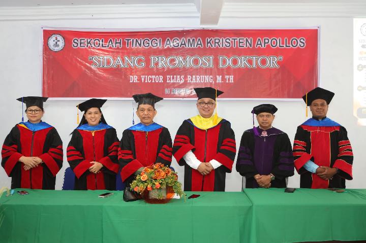 Pendeta Victor Rarung menerima gelar Doktor Teologi Magna Cum Laude dari STAK Apollos Manado atas disertasinya tentang kualitas pertobatan dan pemahaman firman Tuhan mahasiswa Kristen.
