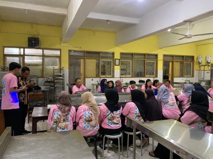 Petugas Pemerintah Kota memberikan pendampingan kepada pelaku Industri Hasil Tembakau (IHT) dalam pelaporan data produksi melalui sistem SIINas.
