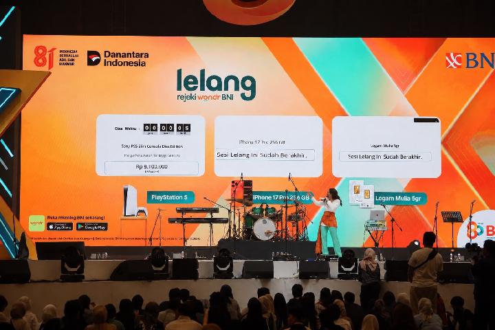 Pengunjung bersemangat berpartisipasi dalam program lelang interaktif dari BNI.