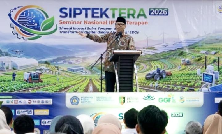 Gubernur Rahmat Mirzani Djausal (tengah) berinteraksi dengan petani dan pelaku UMKM di Lampung, menunjukkan komitmennya terhadap pengembangan ekonomi lokal melalui inovasi.