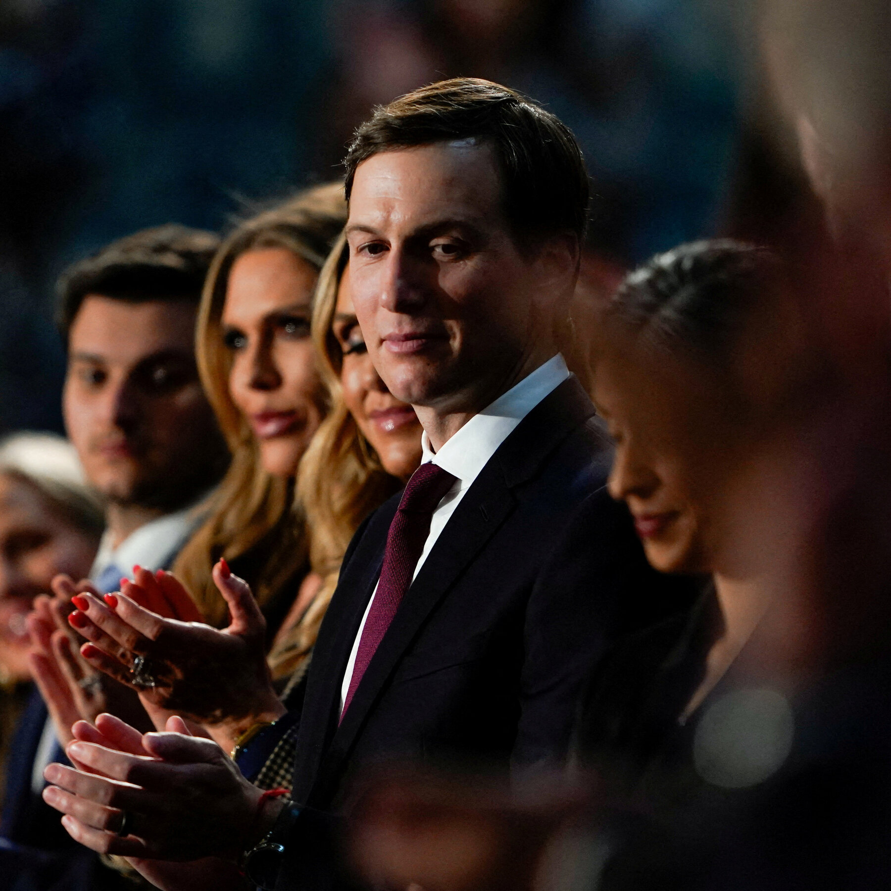 Jared Kushner (kanan), penasihat senior mantan Presiden Donald Trump, berdialog dengan Perdana Menteri Israel Benjamin Netanyahu (kiri) dalam sebuah pertemuan diplomatik sebelumnya di Timur Tengah. Kushner akan kembali mengunjungi Israel untuk membahas perundingan Gaza di tengah tantangan besar.