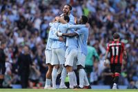 Gelandang Manchester City berusaha menguasai bola dalam pertandingan Liga Primer. Integrasi pemain baru menjadi fokus utama Pep Guardiola di awal musim ini.