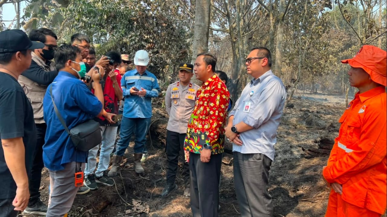 Petugas gabungan berjibaku memadamkan api karhutla di wilayah Kutai Barat yang terdampak kekeringan parah.