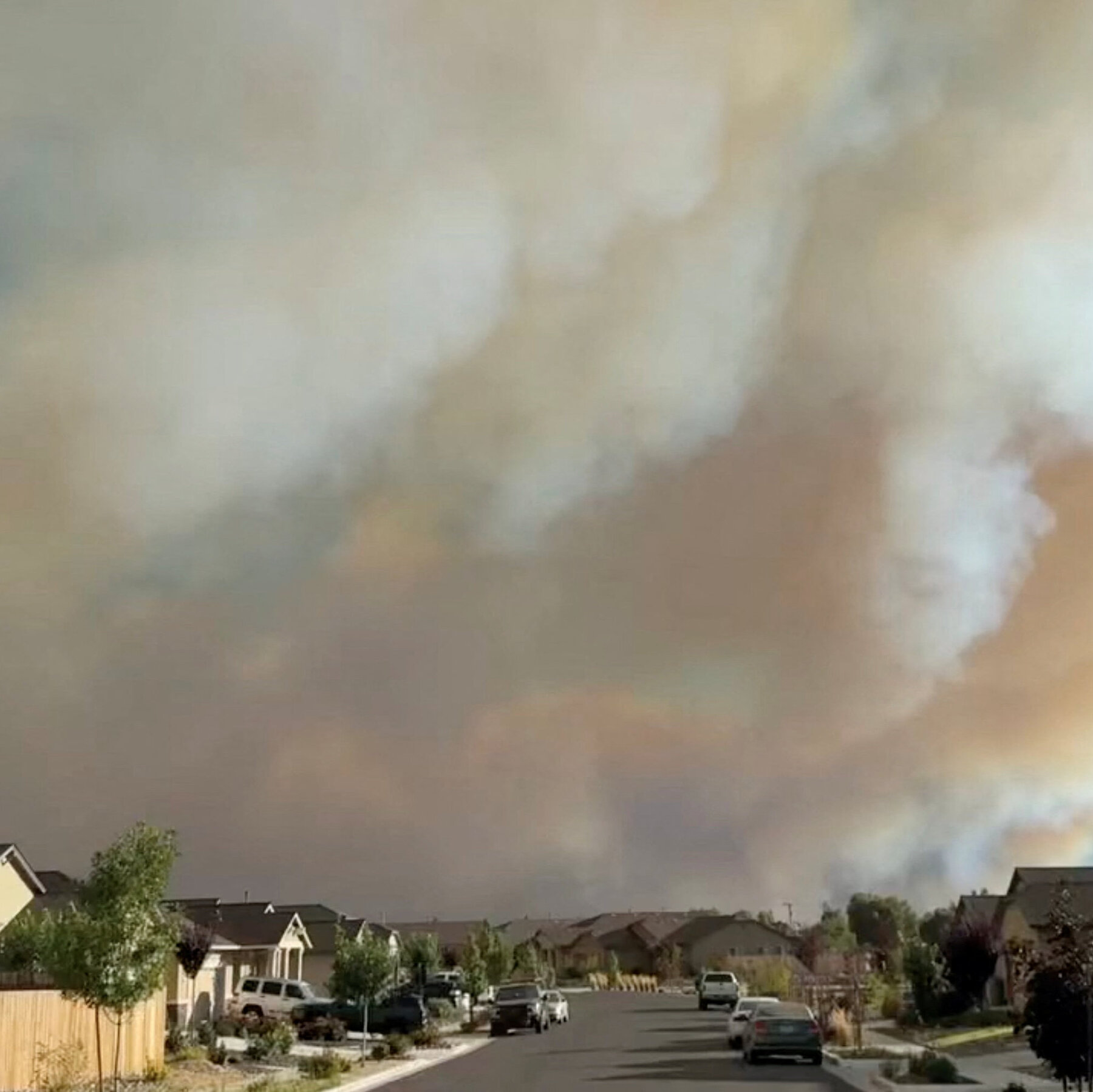 Pemandangan mengerikan kebakaran Hawk Fire yang mendekati permukiman di utara Reno, Nevada, memaksa puluhan ribu warga mengungsi demi keselamatan mereka.