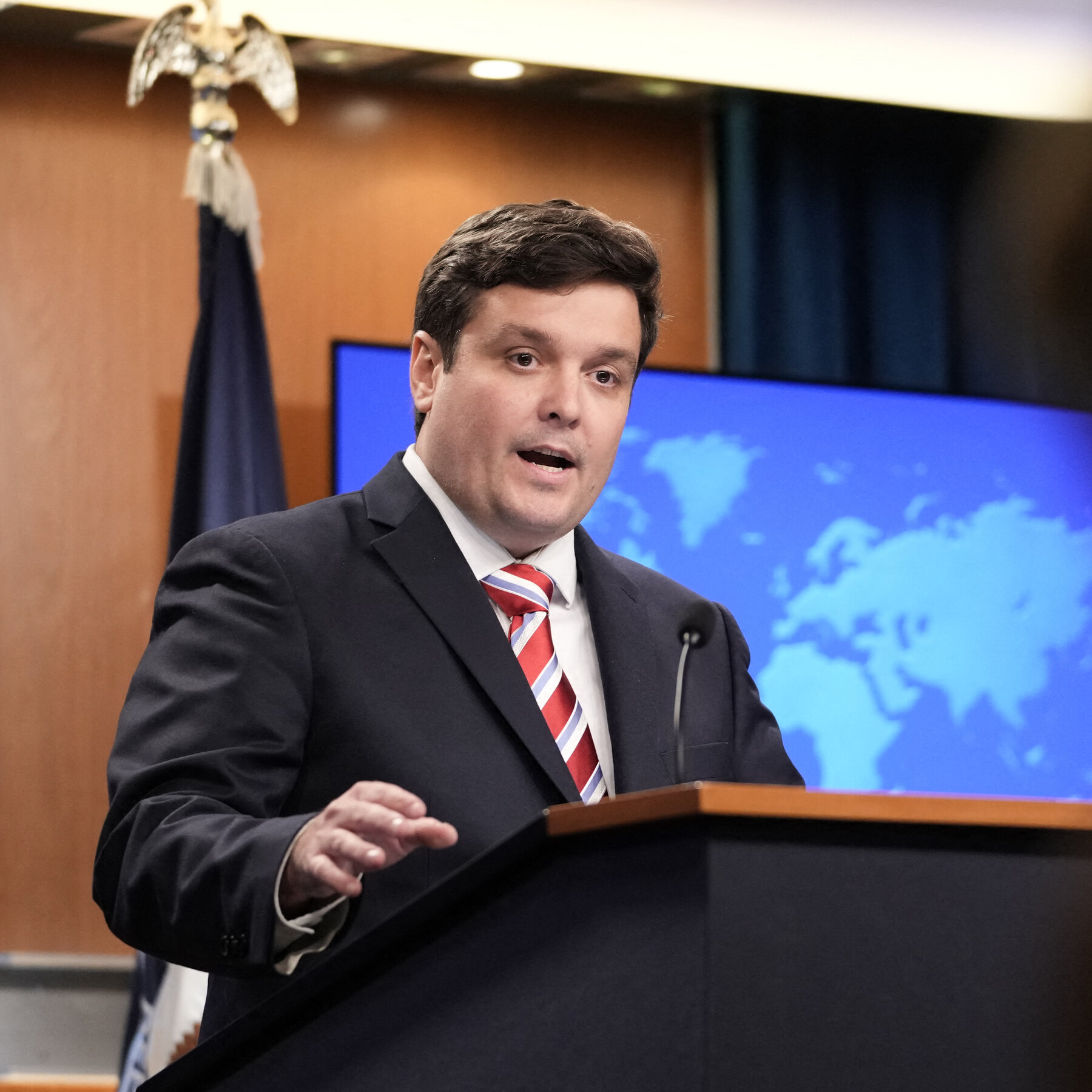 Petugas Bea Cukai dan Perlindungan Perbatasan AS berjaga di perbatasan. Kebijakan baru administrasi Trump menargetkan pencabutan visa bagi pemohon suaka, menimbulkan kekhawatiran global dan tantangan hukum.