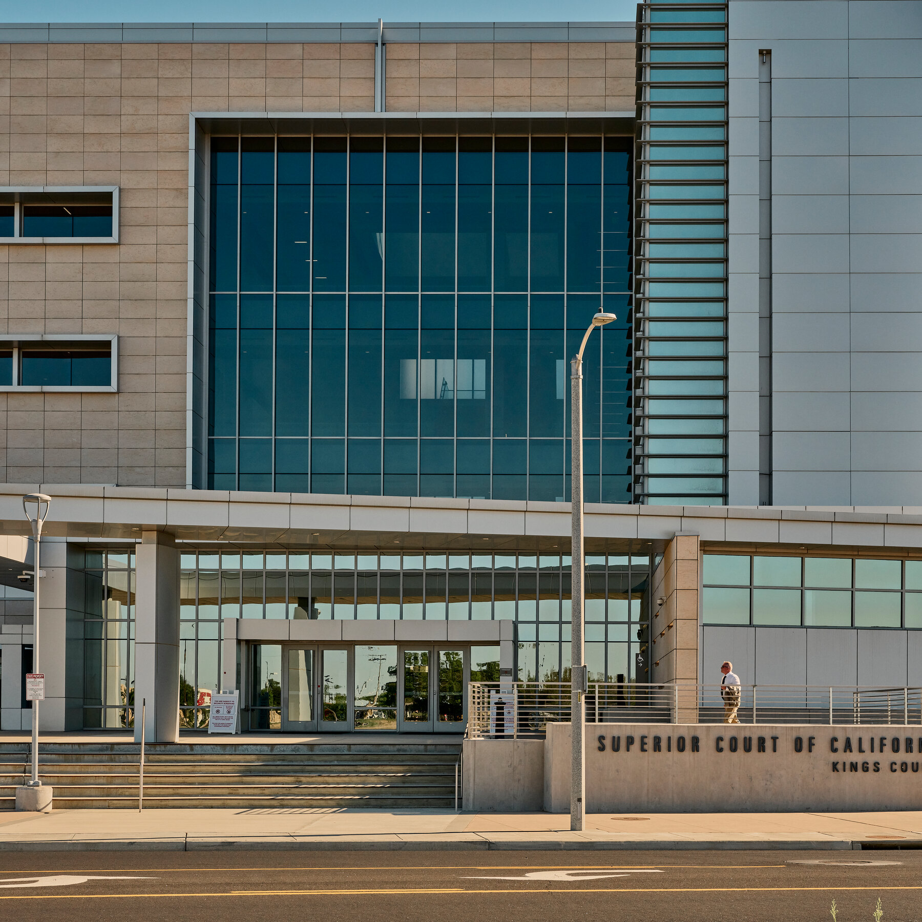 Gedung Balai Kota Avenal, California, tempat empat pejabat tinggi akhirnya menyerahkan jabatannya menyusul putusan pengadilan dan suara penarikan mandat warga.