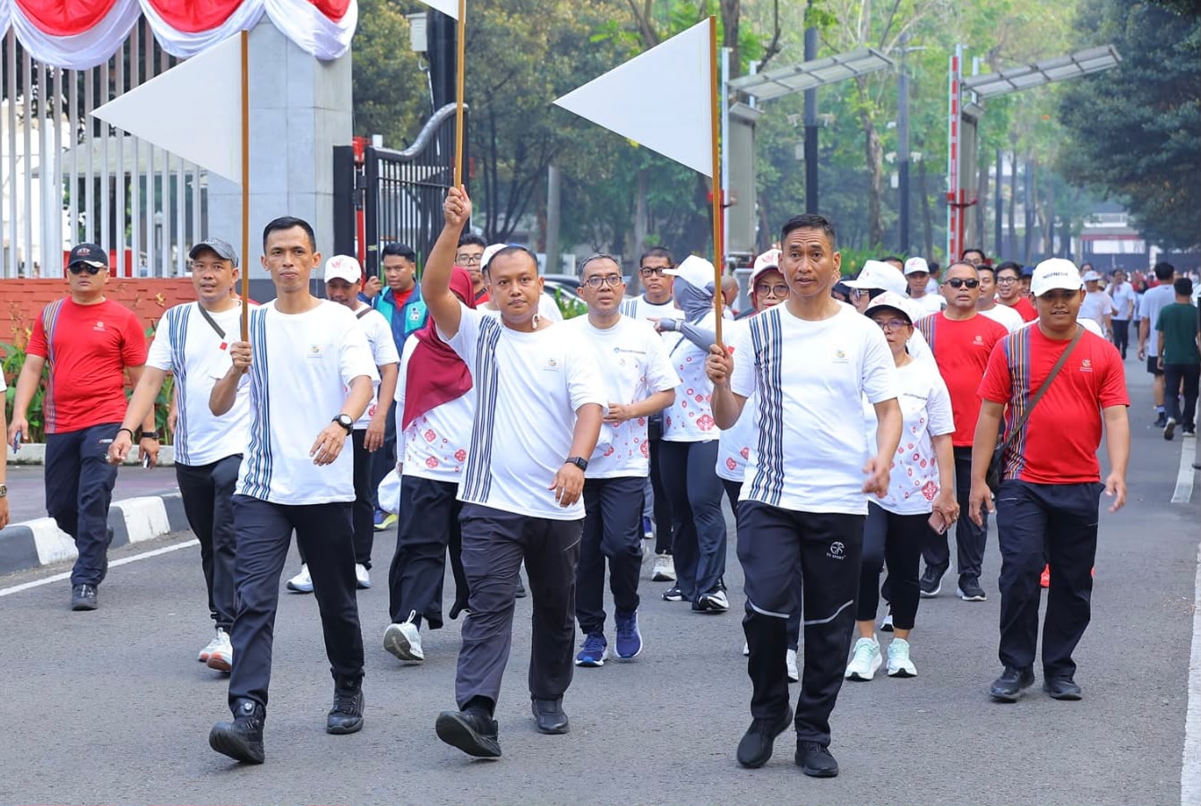 Menteri Pendidikan Tinggi, Sains, dan Teknologi Brian (tengah) memimpin ratusan pegawai dan keluarga dalam Jalan Sehat 3 Kilometer di GBK, Minggu (23/8/2026). Acara ini bertujuan mempererat kekompakan jelang HUT RI ke-81.
