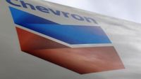 Karyawan Chevron memeriksa fasilitas produksi di tengah lonjakan harga minyak global yang membawa keuntungan fantastis bagi raksasa energi.