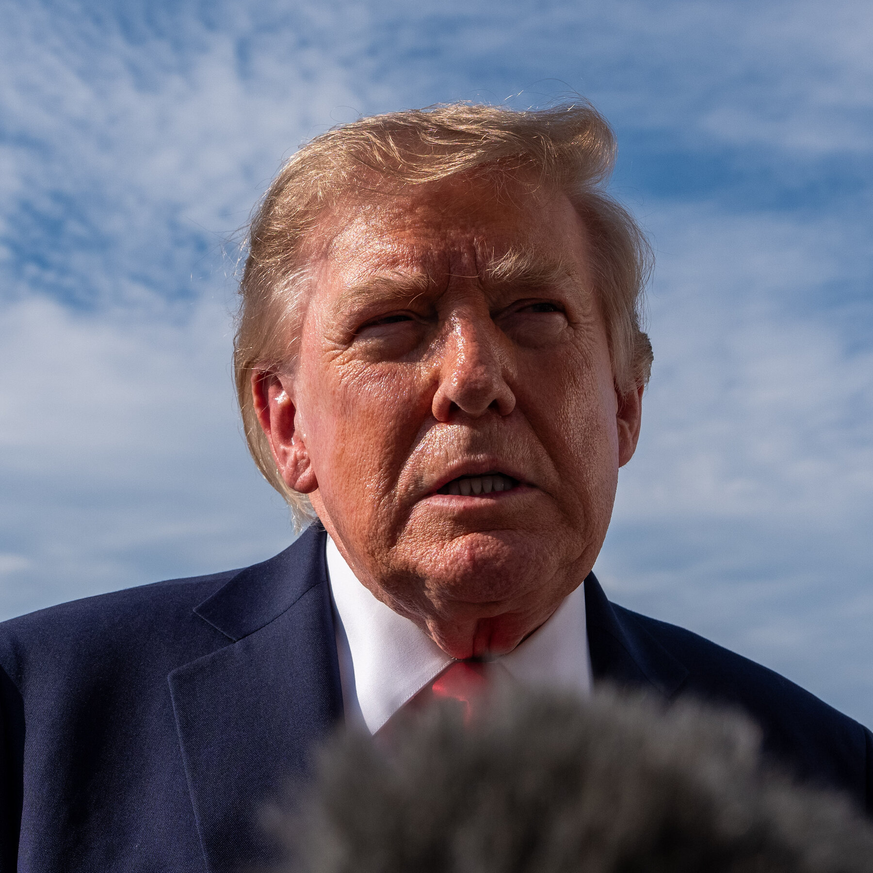 Presiden Donald Trump saat mengumumkan kebijakan terkait Iran. Strategi 'D-Day Ekonomi' pemerintahannya dirancang untuk menekan Teheran, namun menghadapi pertanyaan tentang efektivitas sanksi jangka panjang.