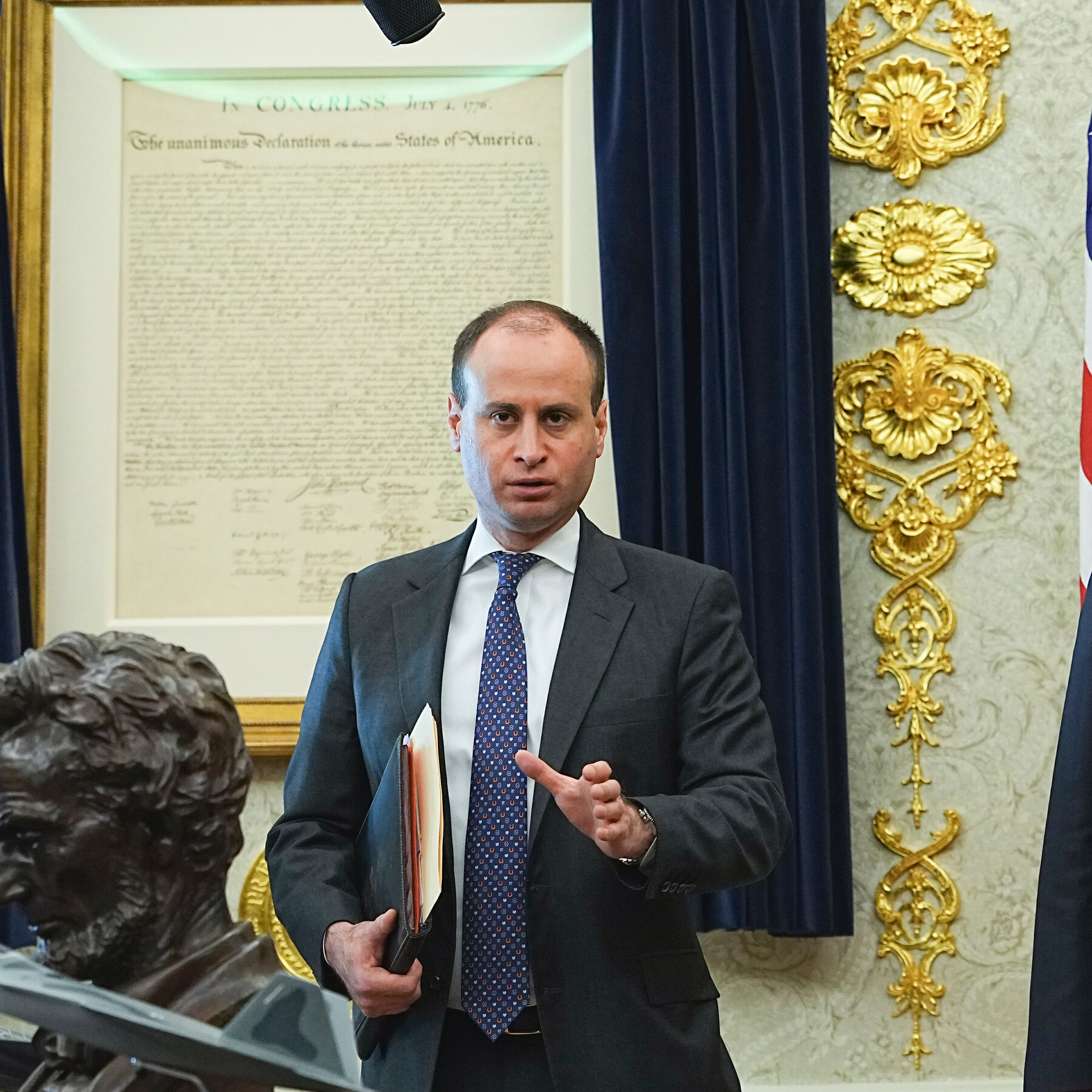 Will Scharf, penasihat hukum Gedung Putih yang baru ditunjuk, menghadapi tantangan menyeimbangkan loyalitas mendalam pada Donald Trump dengan objektivitas yang dituntut dari peran hukum kepresidenan.
