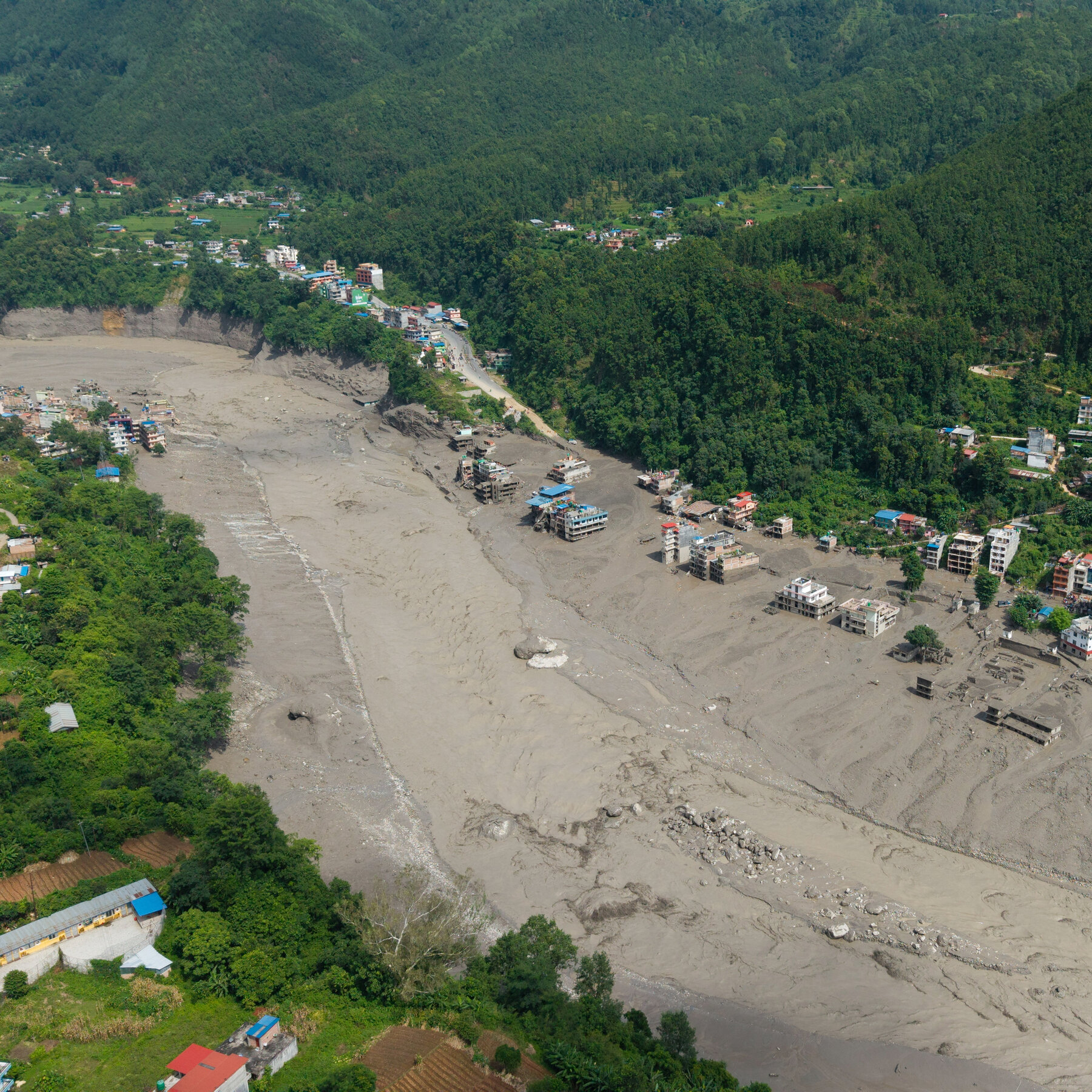 Tim penyelamat berjuang di antara tumpukan puing dan material longsor pasca banjir bandang dahsyat yang menerjang perbatasan Nepal-Tibet, menyisakan jejak kehancuran dan ratusan korban.