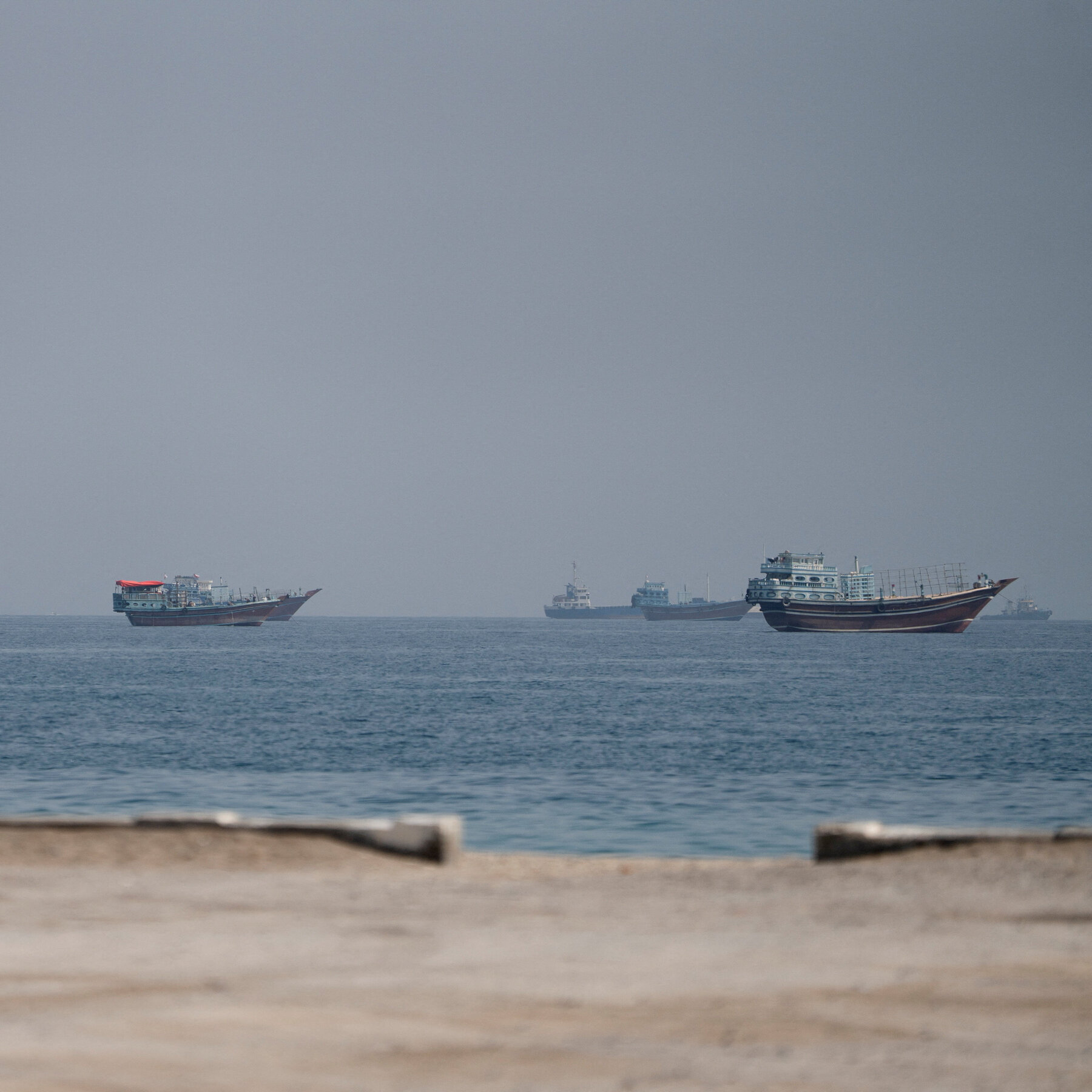 Kapal tanker melintasi Selat Hormuz, jalur air vital yang menghubungkan Teluk Persia dengan Laut Arab.