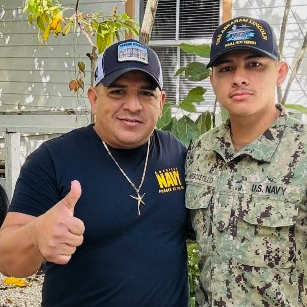 Joshua Aviles, pelaut Angkatan Laut AS dari USS Abraham Lincoln, menyuarakan kelegaan setelah ayahnya dibebaskan dari penahanan Patroli Perbatasan. (Ilustrasi keluarga militer menghadapi tantangan imigrasi).