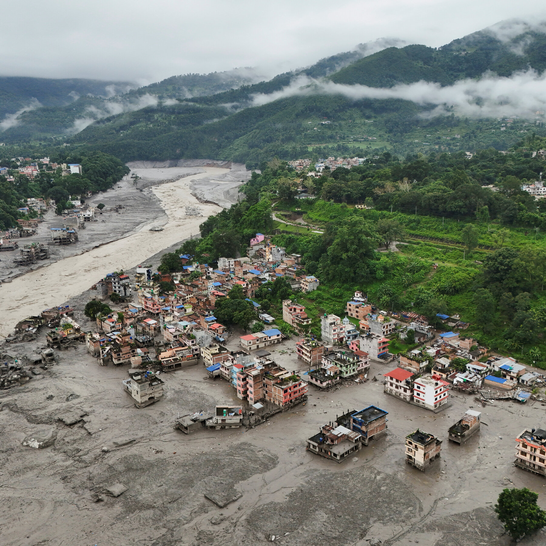 Longsoran es raksasa memicu banjir bandang mematikan di pegunungan Himalaya, menerjang wilayah Nepal dan Tibet.