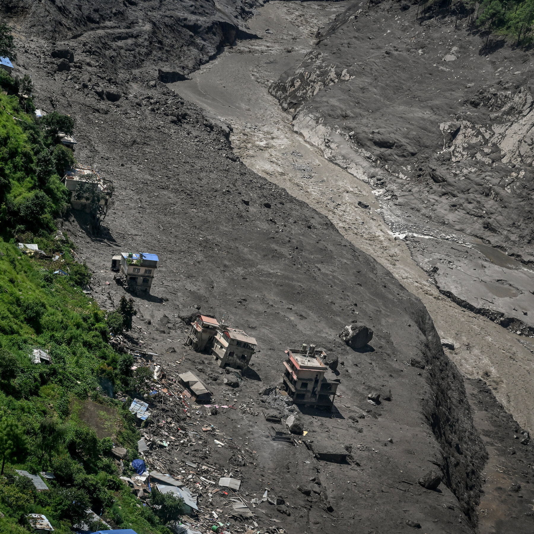 Tim penyelamat menavigasi medan berbahaya di Nepal pasca-longsor, menghadapi ancaman ganda dari danau yang berpotensi jebol.