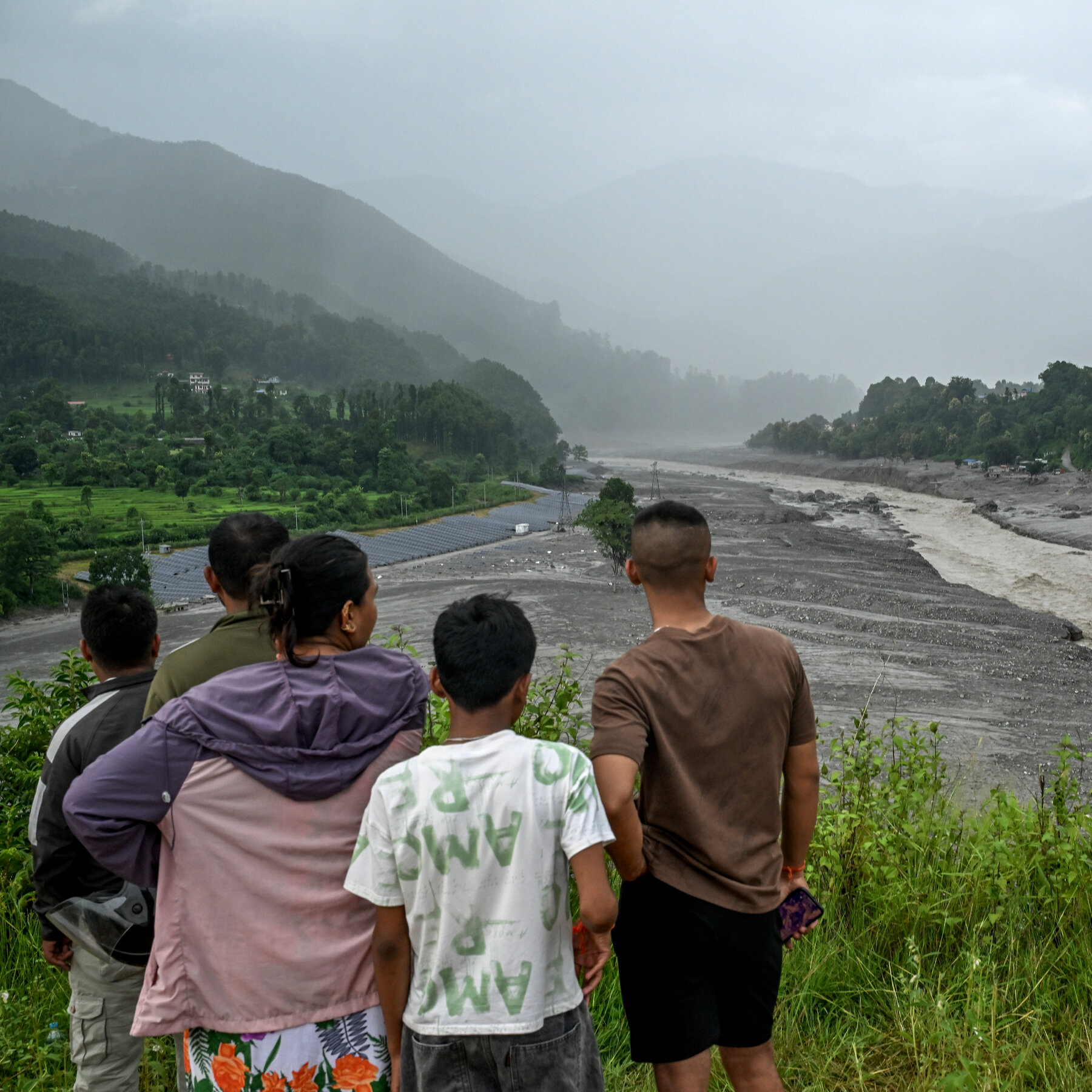 Tim penyelamat berjuang melewati reruntuhan pasca-banjir di wilayah terdampak parah di Nepal. Ribuan orang masih dinyatakan hilang dan upaya pencarian terus dilakukan di tengah kondisi yang sulit.
