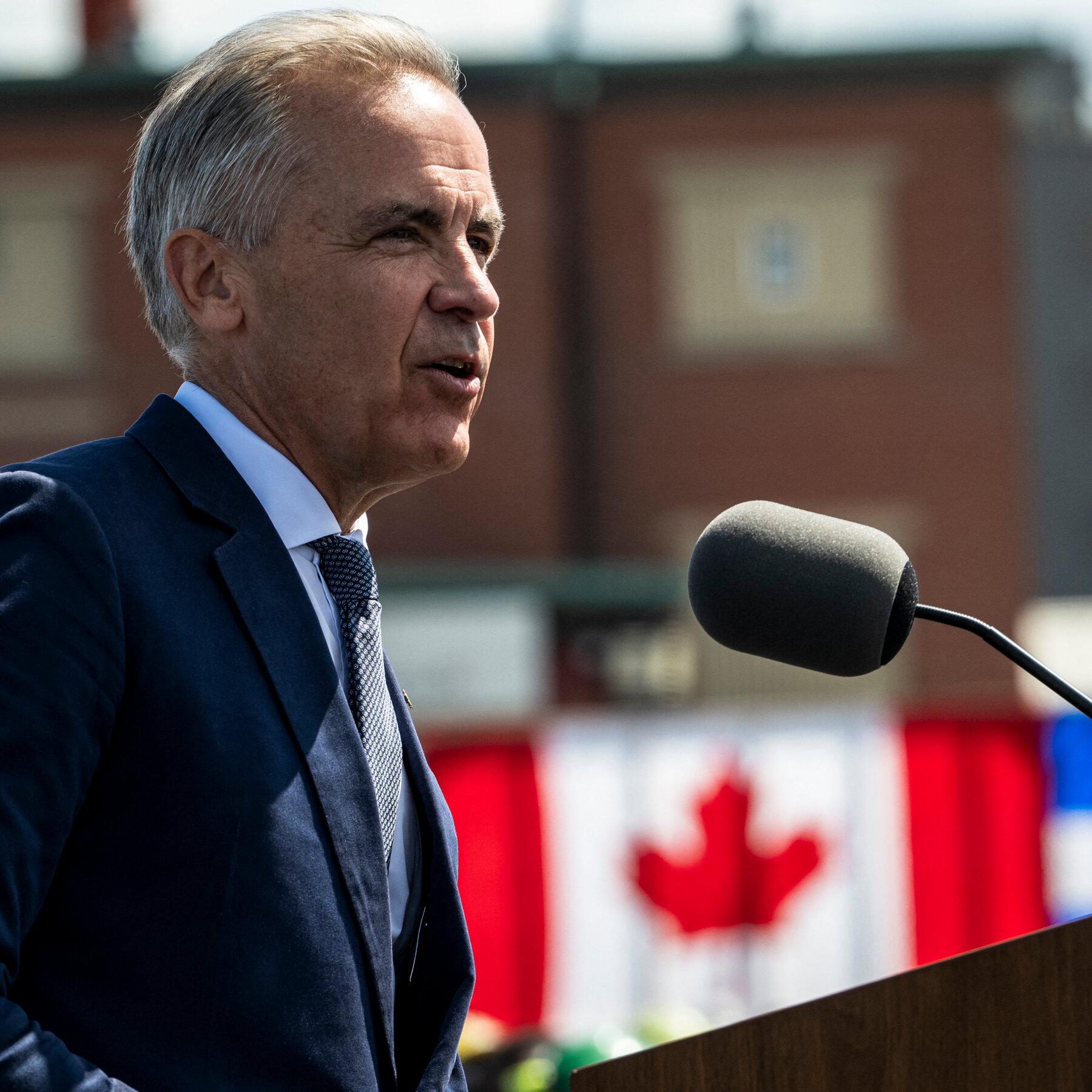 Presiden AS Donald Trump dan Gubernur Bank of Canada Mark Carney saat eskalasi perang dagang antara kedua negara yang memicu tarif balasan 'dollar for dollar'.