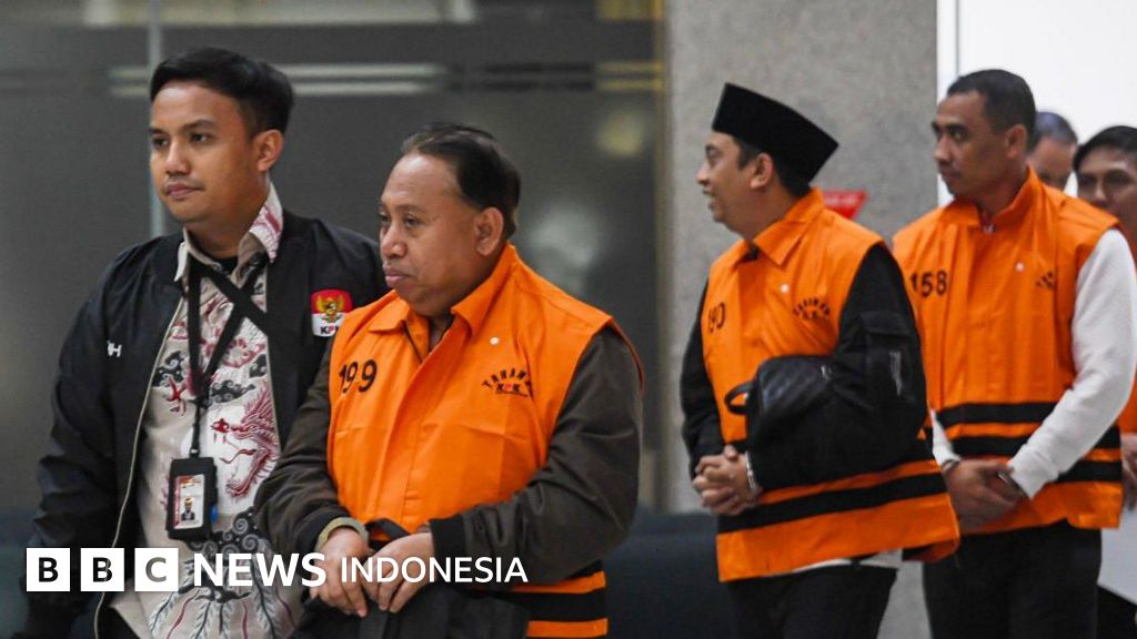 Rektor Universitas Jenderal Soedirman (Unsoed) Akhmad Sodiq mengenakan rompi tahanan usai menjalani pemeriksaan di gedung KPK terkait dugaan korupsi penerimaan mahasiswa baru jalur mandiri.