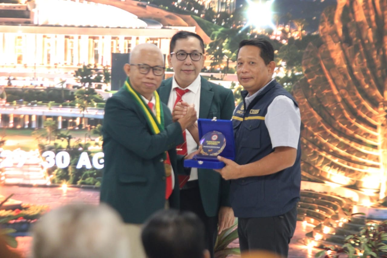 Pengurus Ikatan Dokter Indonesia (IDI) Kalimantan Timur periode 2026-2029 saat pelantikan di Ibu Kota Nusantara (IKN), menegaskan komitmen mereka mengatasi kesenjangan distribusi dokter di wilayah tersebut.