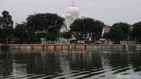 Petugas Damkar dan kepolisian mengevakuasi seorang WN Aljazair dari Danau Sunter, Jakarta, setelah berendam dan mengklaim melakukan ritual.