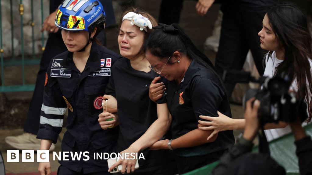 Petugas keamanan berjaga di lokasi tragedi penembakan yang menewaskan delapan orang di sebuah sekolah di Thailand.