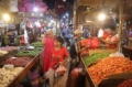 Seorang pedagang sedang mempersiapkan bawang merah di kawasan Pasar Senen, Jakarta, Senin (3/8/2026). Penurunan harga komoditas pangan, termasuk bawang merah, menjadi salah satu faktor utama yang mendorong terjadinya deflasi sebesar 0,14 persen pada Juli 2026.