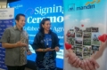 Presiden Direktur AXA Mandiri, Handojo G. Kusuma (kiri), dan Founder sekaligus Chief Marketing Communication Officer Make-A-Wish Indonesia, Miranti Hadisusilo (kanan), saat penandatanganan kerja sama di AXA Tower Kuningan, Jakarta.