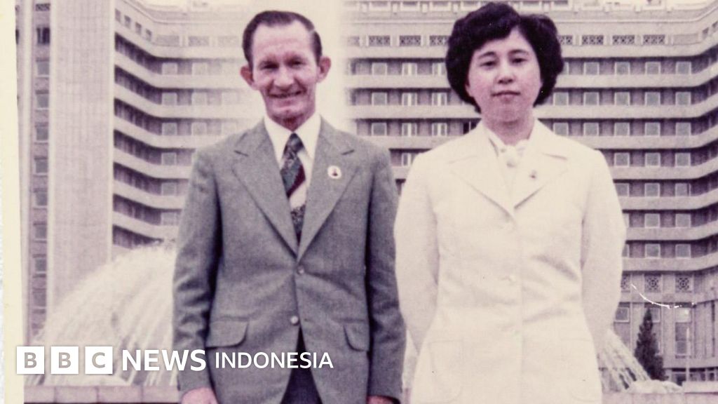 Hitomi Soga (kanan) bersama suaminya, Charles Jenkins (kiri), seorang mantan tentara AS yang juga diculik Korut, saat kembali ke Jepang. Kisah mereka mengungkap taktik intelijen Pyongyang.