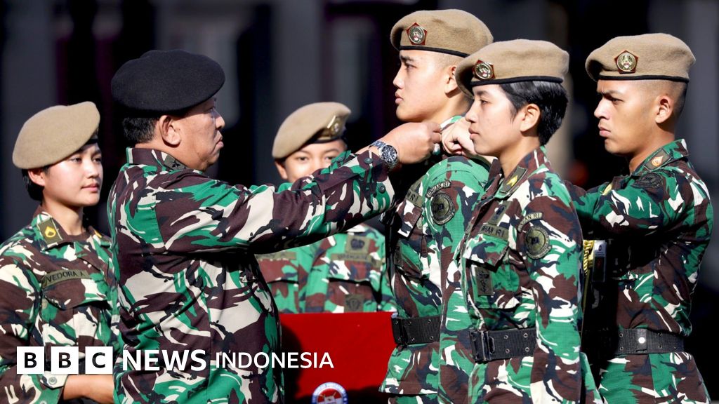 Ilustrasi seorang kadet atau mahasiswa dengan jilbab, menggambarkan pentingnya kebebasan beragama dan berkeyakinan di lingkungan pendidikan militer Indonesia.