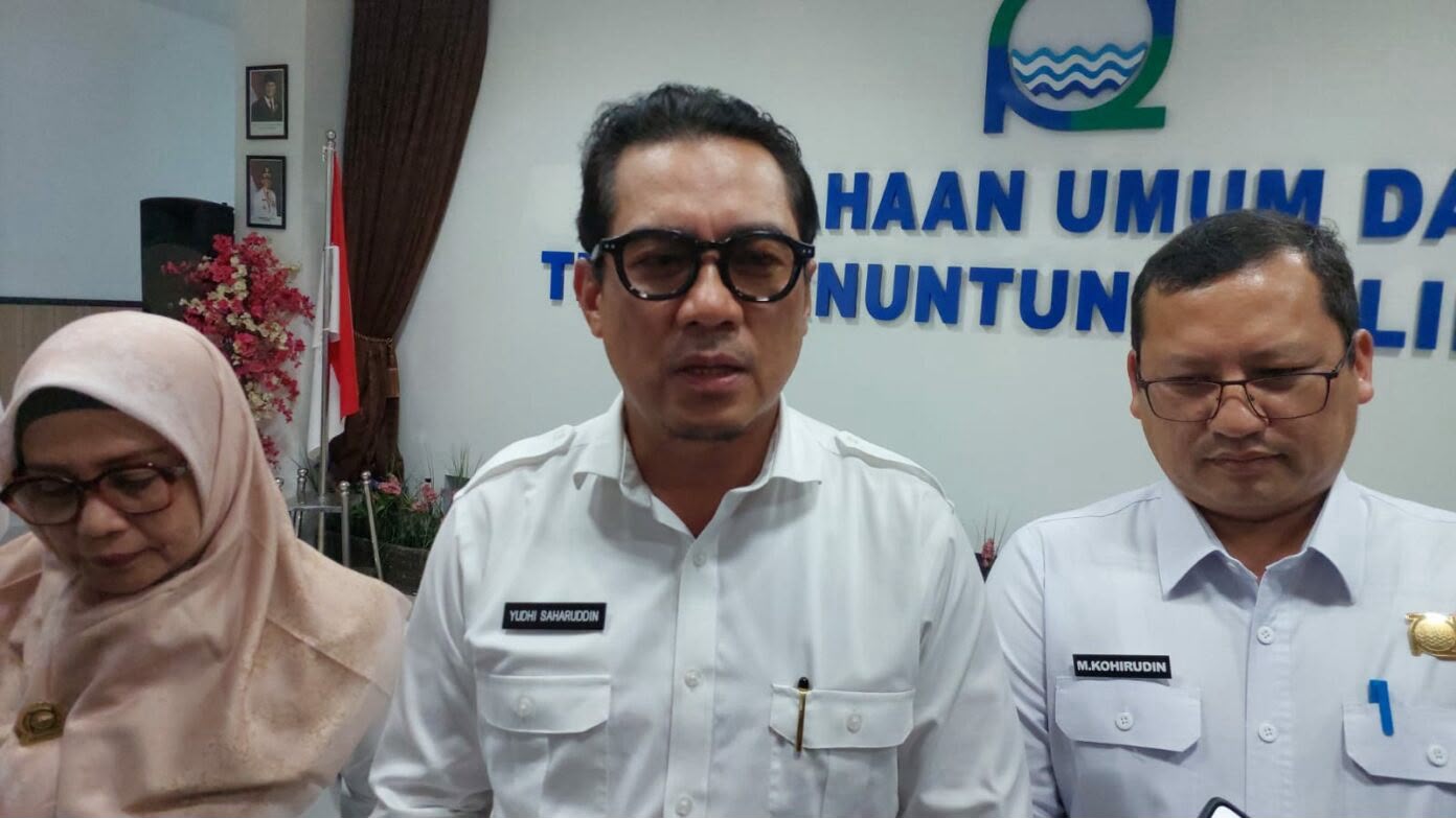 Petugas Perumda Tirta Manuntung Balikpapan (PTMB) tengah melakukan penggantian jaringan pipa air bersih sebagai bagian dari upaya peningkatan kualitas layanan kepada masyarakat.