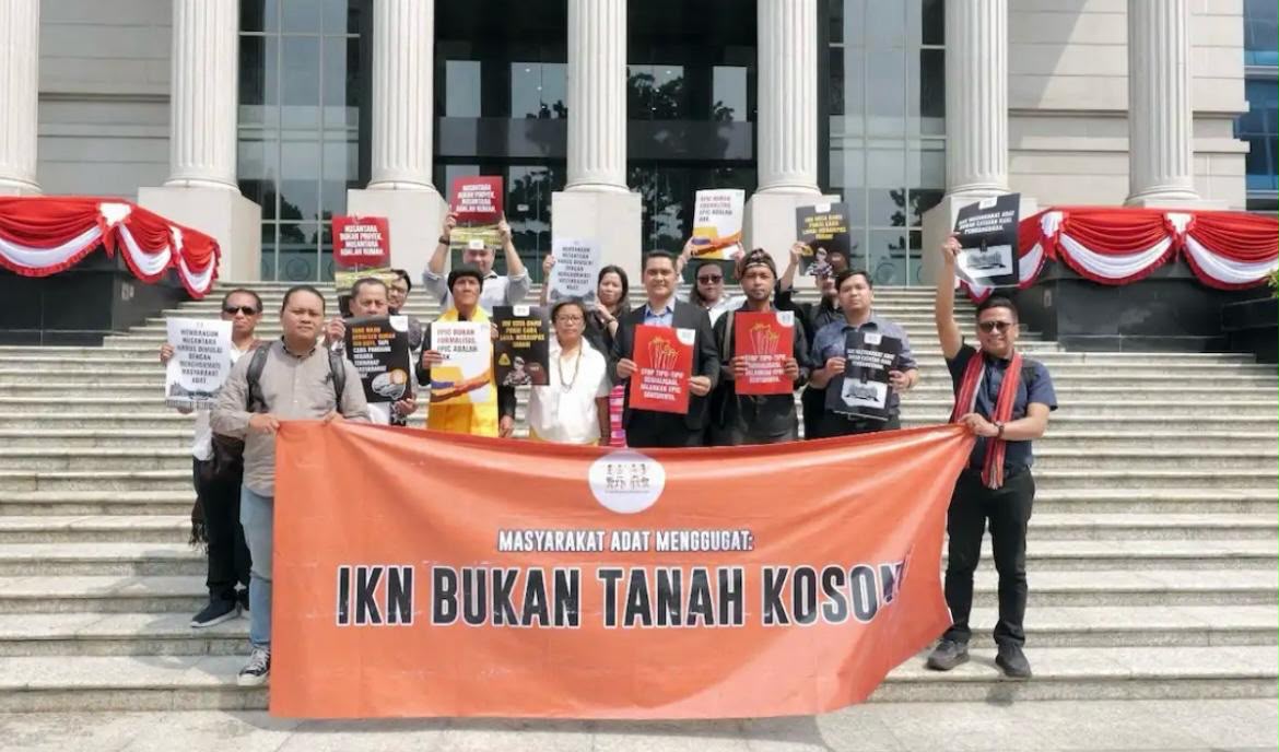 Tokoh Adat Suku Balik, Sibukdin, bersama perwakilan masyarakat adat Suku Balik Sepaku dan Aliansi Masyarakat Adat Nusantara (AMAN) saat mengajukan permohonan uji materi UU IKN ke Mahkamah Konstitusi pada 4 Agustus 2026. Mereka menuntut pengakuan dan perlindungan hak konstitusional di tengah pembangunan Ibu Kota Nusantara.