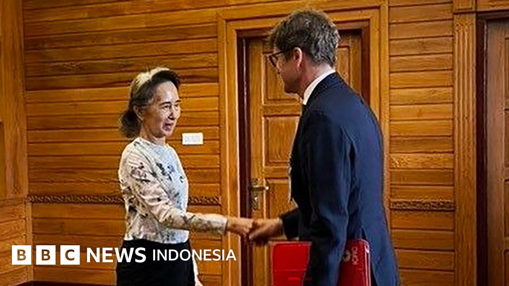 Foto yang dirilis oleh junta militer Myanmar menunjukkan Aung San Suu Kyi bertemu dengan seorang pejabat Komite Internasional Palang Merah (ICRC), menandai kontak pertamanya dengan dunia luar dalam 2,5 tahun.