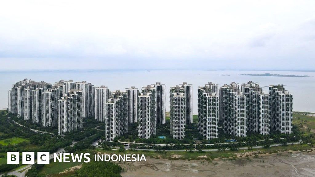 Kompleks apartemen Forest City di Malaysia, yang sebagian besar unitnya kini terbengkalai, menjadi pemandangan kota hantu di tengah ambisi besar pembangunannya. Kondisi ini ironisnya justru dimanfaatkan oleh sindikat kejahatan sebagai markas operasional.