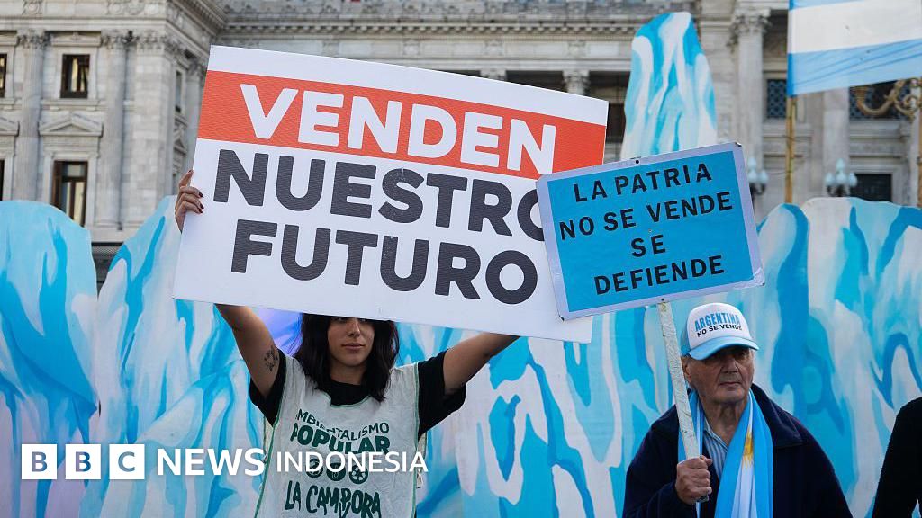 Warga Argentina melakukan aksi protes menolak wacana regulasi yang mengizinkan kepemilikan tanah oleh pihak asing, mengkhawatirkan hilangnya kedaulatan atas sumber daya alam dan marginalisasi masyarakat pedesaan.