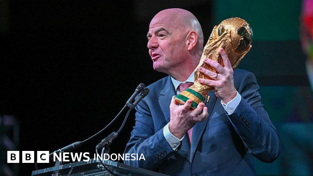 Presiden FIFA, Gianni Infantino, dalam konferensi pers, di tengah gelombang kritik terkait kepemimpinannya yang diwarnai reformasi, ekspansi, dan beragam kontroversi, termasuk Piala Dunia Qatar.