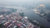 Kabut asap tebal menyelimuti pemandangan kota di Malaysia, menimbulkan kekhawatiran atas dampak pada perayaan Hari Kemerdekaan 31 Agustus akibat karhutla di Indonesia.