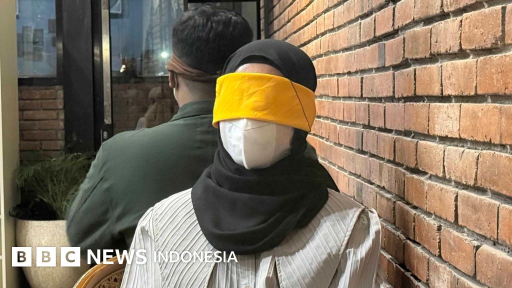 Seorang perempuan memandang layar ponsel dengan ekspresi lelah, mencerminkan kejenuhan terhadap aplikasi kencan yang mendorong banyak lajang mencari alternatif seperti kencan buta dan mak comblang demi hubungan yang lebih aman dan autentik.