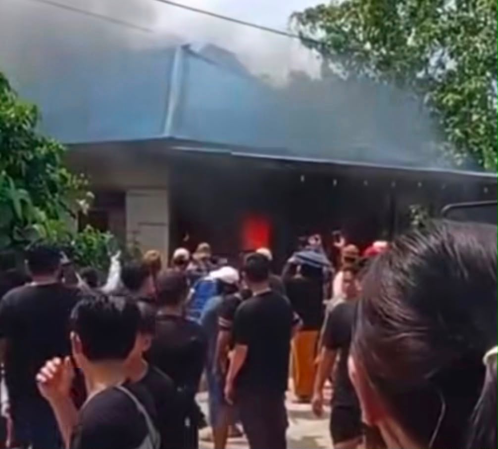 Situasi tegang pasca-insiden pembakaran warung dan perusakan rumah oleh massa di Desa Bilah Talang, Tabang, Kutai Kartanegara, menuntut keadilan atas kematian seorang warga.
